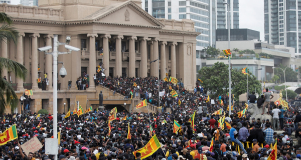 Шри-Ланка: Массовый штурм президентского дворца вынудил диктатора уйти
